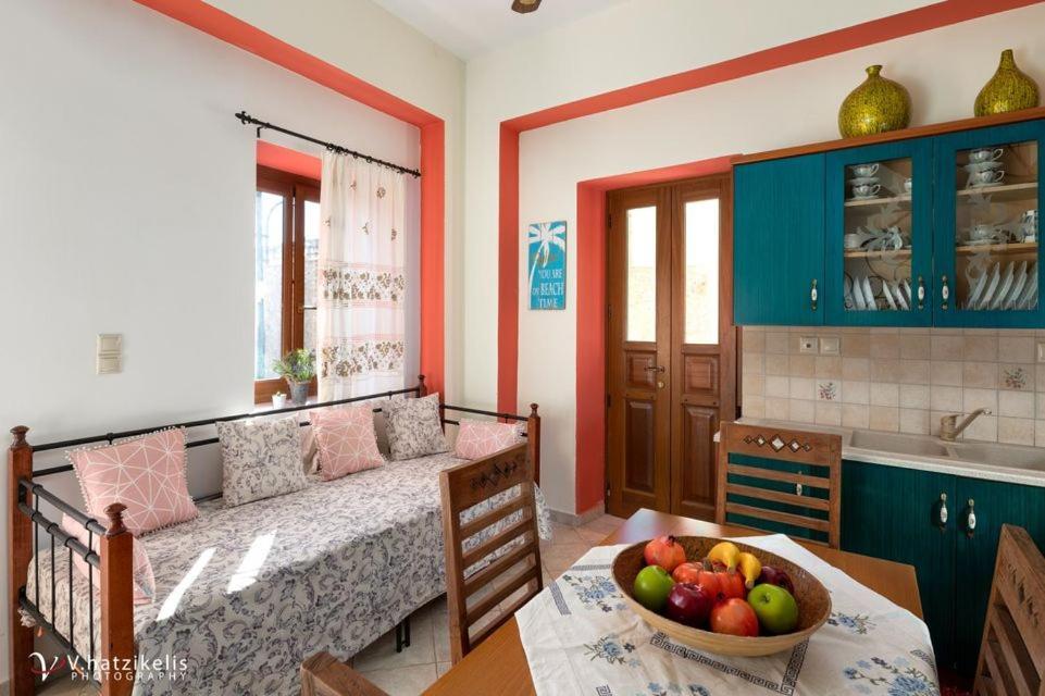 Villa Lola Chalki Town Bagian luar foto