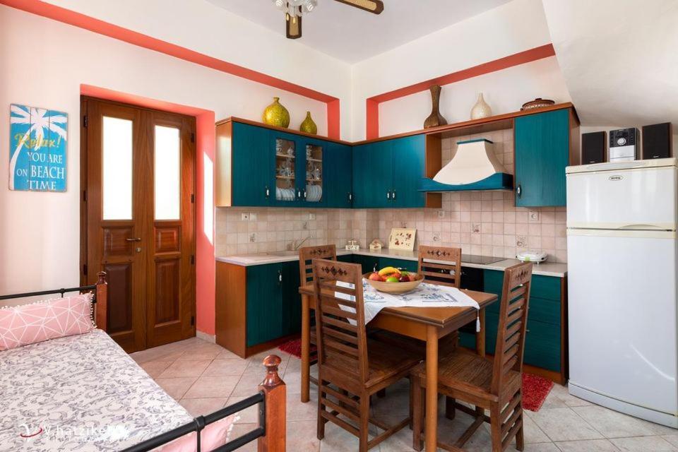 Villa Lola Chalki Town Bagian luar foto